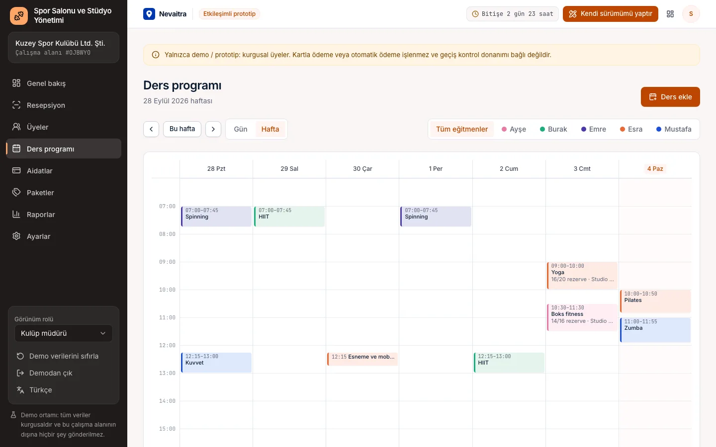 Eğitmen bazında dolu kontenjanlarla haftalık ders programı